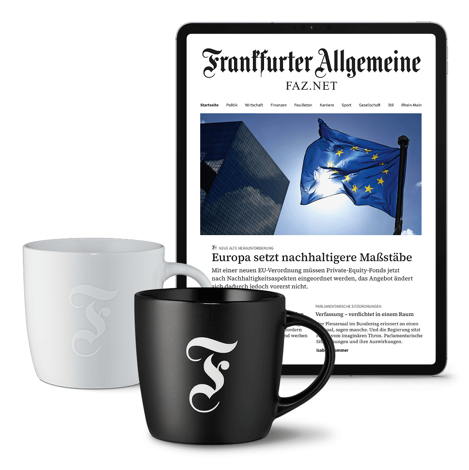 Ipad und zwei Tassen mit F.A.Z. Logo